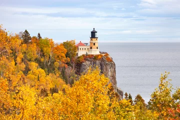 Foto op Plexiglas Vuurtoren van Split Rock aan de noordkust van Lake Superior in Minnesota in de herfst © Daniel Thornberg
