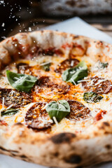 Colocando queso a pizza napolitana