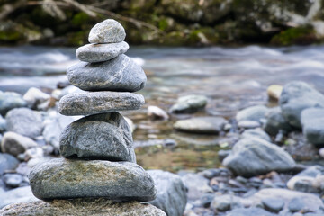 Steine balancieren, Steinturm bauen und Energie tanken