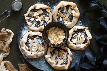 Biscuit with currant blue cheese and nuts