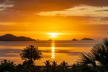 Fototapeta na wymiar Goldener Sonnenuntergang vor Ozean und Palmen
