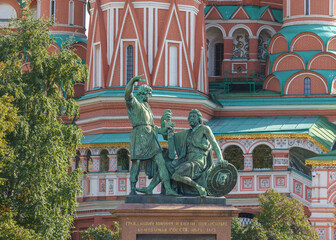 Fototapeta na wymiar Monument to Minin and Pozharsky on Red square in front of St. Basil's Cathedral, built in 1818. Moscow, Russia.