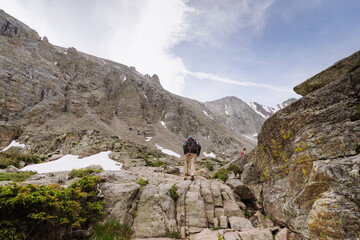 Obraz premium hiker on top of mountain