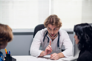 Obraz premium A family doctor conducting a medical checkup, asking questions, making notes.