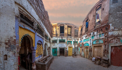 wazir khan mosque, masjid wazir kahn, an old mosque in Lahore , Mughals architecture in Pakistan