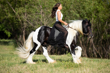 Obraz na płótnie Canvas Women Equestrian on Gypsy Horse