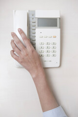 受話器を取る女性