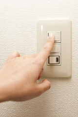 電気をつける女性