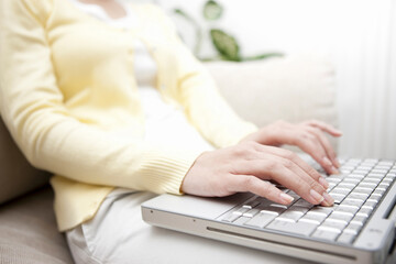 Naklejka premium パソコンをする女性