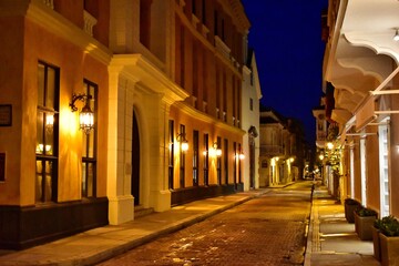 Fototapeta na wymiar Iluminación nocturna en una calle colonial