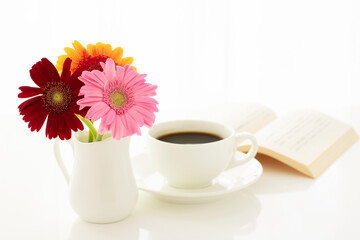 ガーベラの花とコーヒー