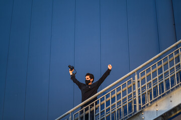 Chico delante de pared azul