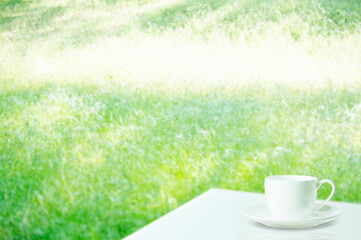 草原にテーブルとコーヒーカップ