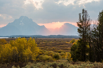 Obraz premium Landscape view of a beautiful sunset in Grand Teton National Park as seen from Willow Flats Overlook.