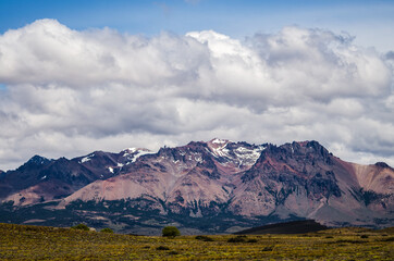 Montañas nevadas en la estepa patagónica