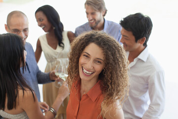Obraz premium Portrait happy young woman enjoying social gathering with friends
