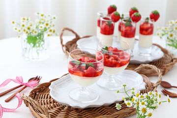 ぷるぷるパンナコッタ　いちごのソース