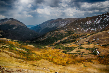 Fototapeta premium Trail Ridge Road in Rocky Mountain National Park overlooking mountains and tundra