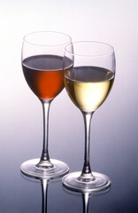 Copas de vino tinto y vino blanco