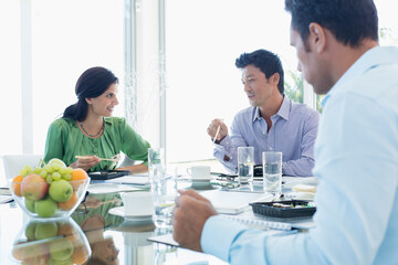 Obraz premium Business people eating sushi lunch during meeting