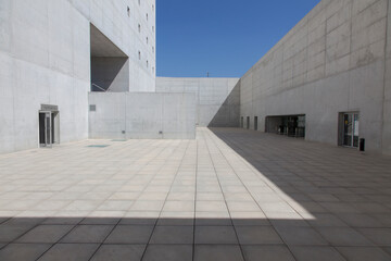 Sunny concrete building courtyard © Martin Barraud/Caia Image