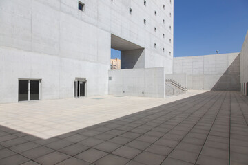 Sunny concrete building courtyard © Martin Barraud/Caia Image