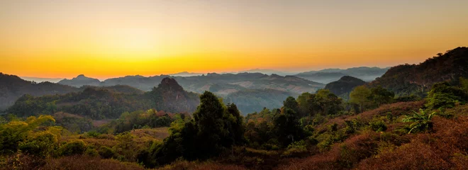Rollo Panoramablick auf den wunderschönen Sonnenaufgang über der Berglandschaft in Mae Hong Son, Thailand. © tuaindeed