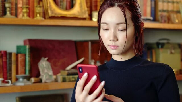 スマホを見る女性