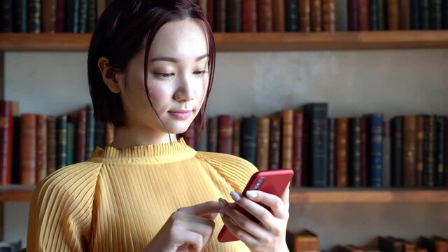 スマホを見る女性