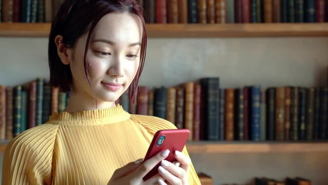 スマホを見る女性