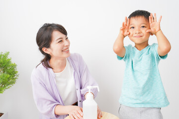 手指の消毒をする親子
