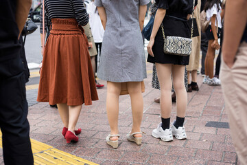 渋谷スクランブル交差点いた10代の女の子の後ろ姿