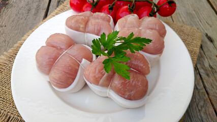 paupiettes de volaille crues sur une assiette