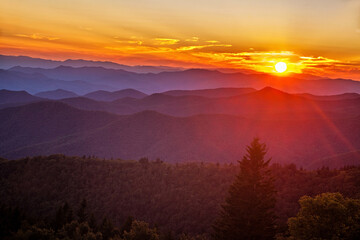 Sun setting over the Cowee Mountain Overlook in the Blue Ridge Mountains - obrazy, fototapety, plakaty