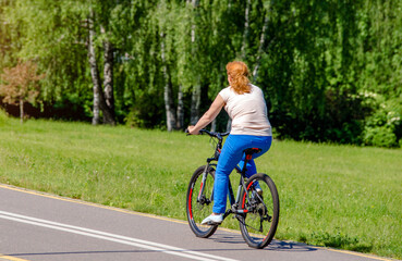 Naklejka premium Cyclist ride on the bike path in the city Park 
