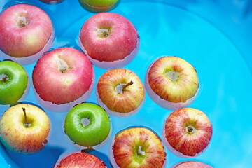 Washing fresh apples in the water