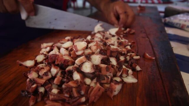 cortando pulpo  en acapulco mexico
