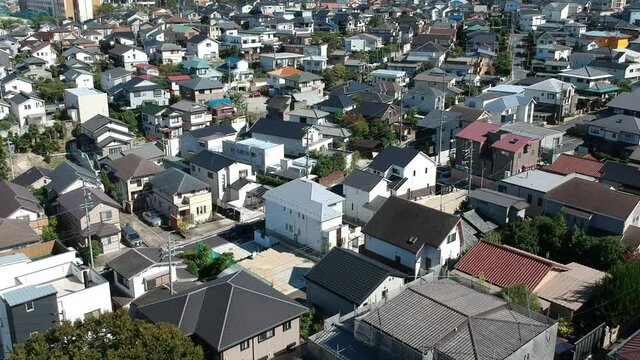 ドローンで空撮した日本の町並みの住宅街の風景