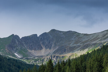 Obraz premium high rugged mountains while hiking