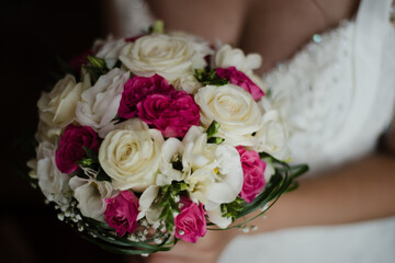 Obraz na płótnie Canvas bride holding bouquet, the bride's bouquet, bridal bouquet of pink roses, wedding day