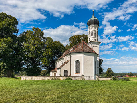 Kirche Sankt Andreas zu Etting im Pfaffenwinkel Oberbayern