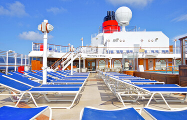 Sonnenliegen auf Luxus Kreuzfahrtschiff - Sun loungers and deck chairs on luxury oceanliner,...