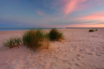 Piękny wschód słońca na wybrzeżu Morza Bałtyckiego, plaża zachodnia,Kołobrzeg,Polska. - obrazy, fototapety, plakaty