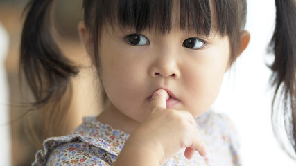 指をしゃぶる子供