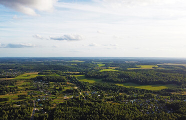 Naklejka premium Beautiful top view of a forest landscape with green trees near the suburb
