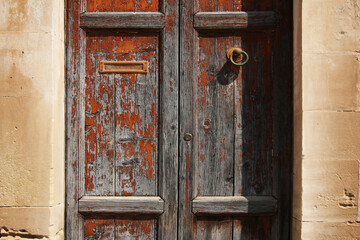 Vecchia porta di colore rosso in un edificio abbandonato, particolare
