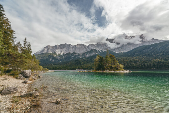 kleine Insel mit H&auml;uschen auf dem Eibsee mit Zugspitze im hintergrund