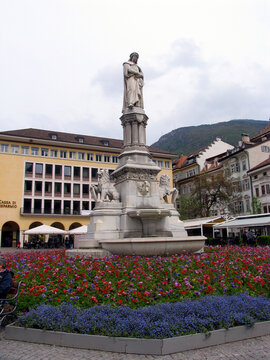 Denkmal Walther von der Vogelweide. Bozen, Südtirol, Italien, Europa -
Walther of the Vogelweide Monument, South Tyrol, Italy, Europe