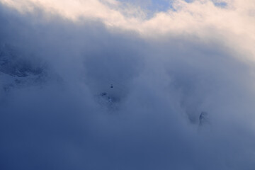 Die Luftseilbahn zur Zugspitze in den Wolken