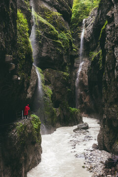 einzelner Besucher in der Partnach Klamm